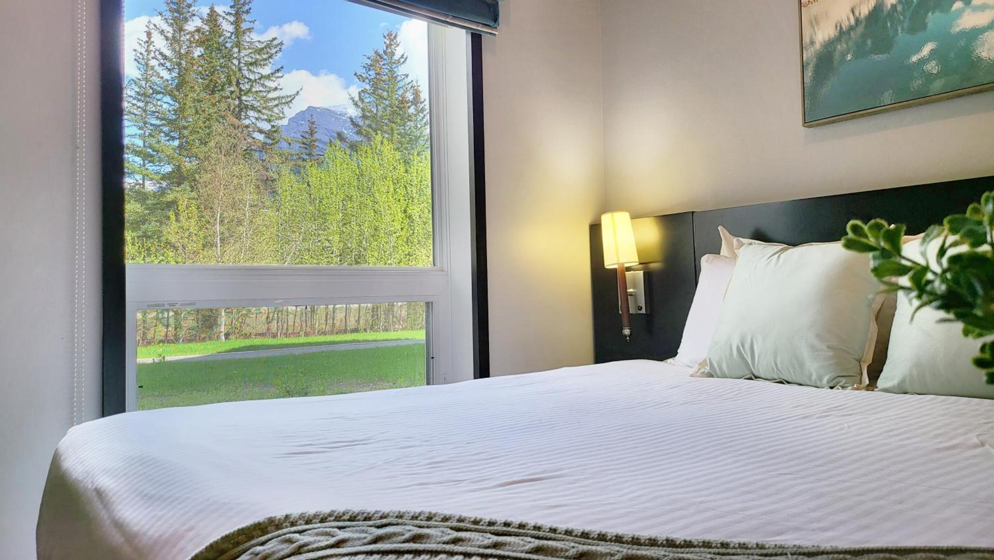 Nature'S Nook By Instant Suites Pool & Hottub Canmore Buitenkant foto